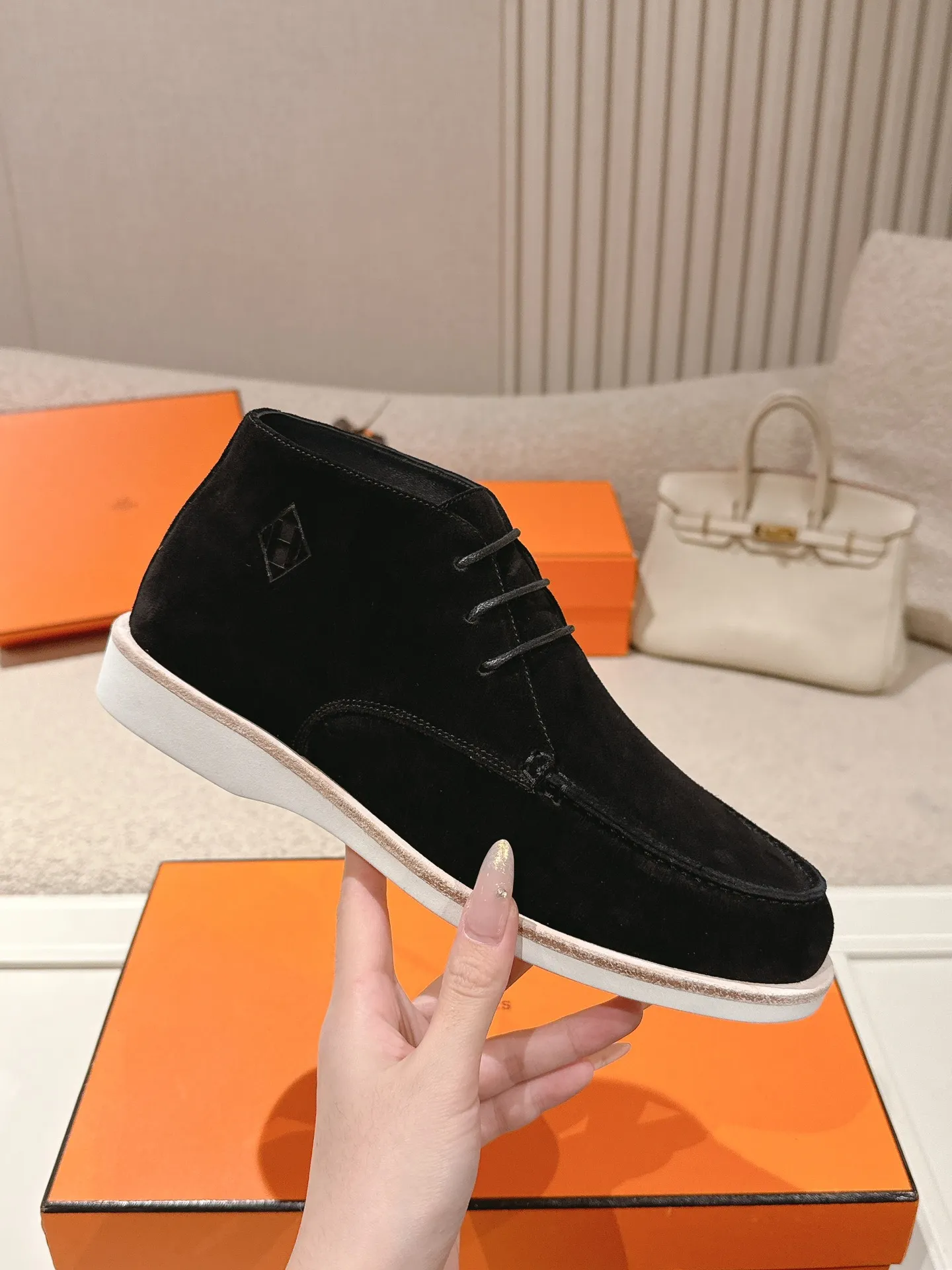 Men's Men's Shoes 660💰 Hermes men's size #26ss calfskin derby shoes, decorated with signature "H Diamant" details for a stylish and casual style. Fabric: Cow suede Lining: Mixed sheep lining Outsole: Genuine leather welt + original TPU Bottom thickness: 3CM Code number: 39-45 (customized at 46.47)
